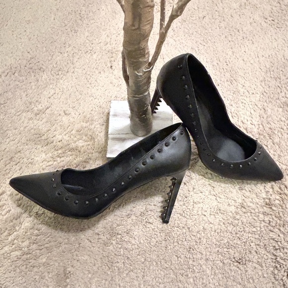 Like new Woman’s Size 11 Black Fergie Helix Pumps - Picture 2 of 5